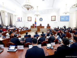 Улс төрийн ширүүхэн мэдэгдлүүдтэй намрын чуулган нээлтээ хийв
