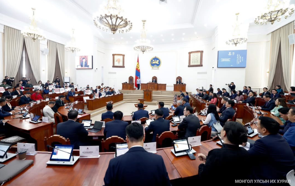Улс төрийн ширүүхэн мэдэгдлүүдтэй намрын чуулган нээлтээ хийв