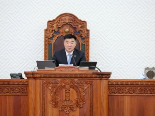 Карьерын оргилд хүргэсэн журмын нөхдөдөө баярлалаа гээд мөргөж суусан С.Бямбацогт Ерөнхийлөгчийн сэнтий мөрөөдөөд юу ч хийхэд бэлэн болжээ...