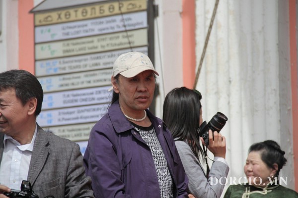 Гомо Нараа хаана юу хийж байна